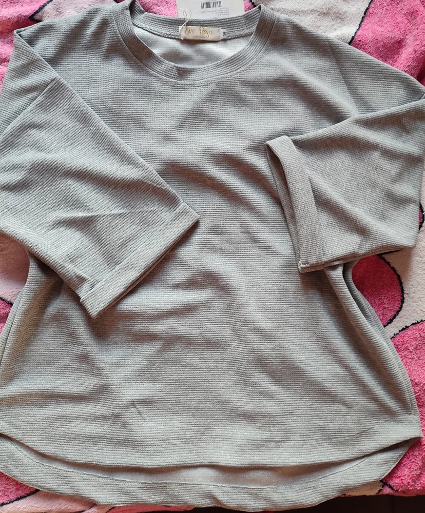 Кофточка отличная. Плотная ткань. На маме очень красиво села, скрывая все недостатки фигуры. Рекомендую