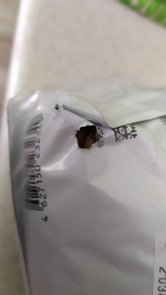 На упаковке прогрызена дырка размером сухарика корма, обычно так мыши делают.