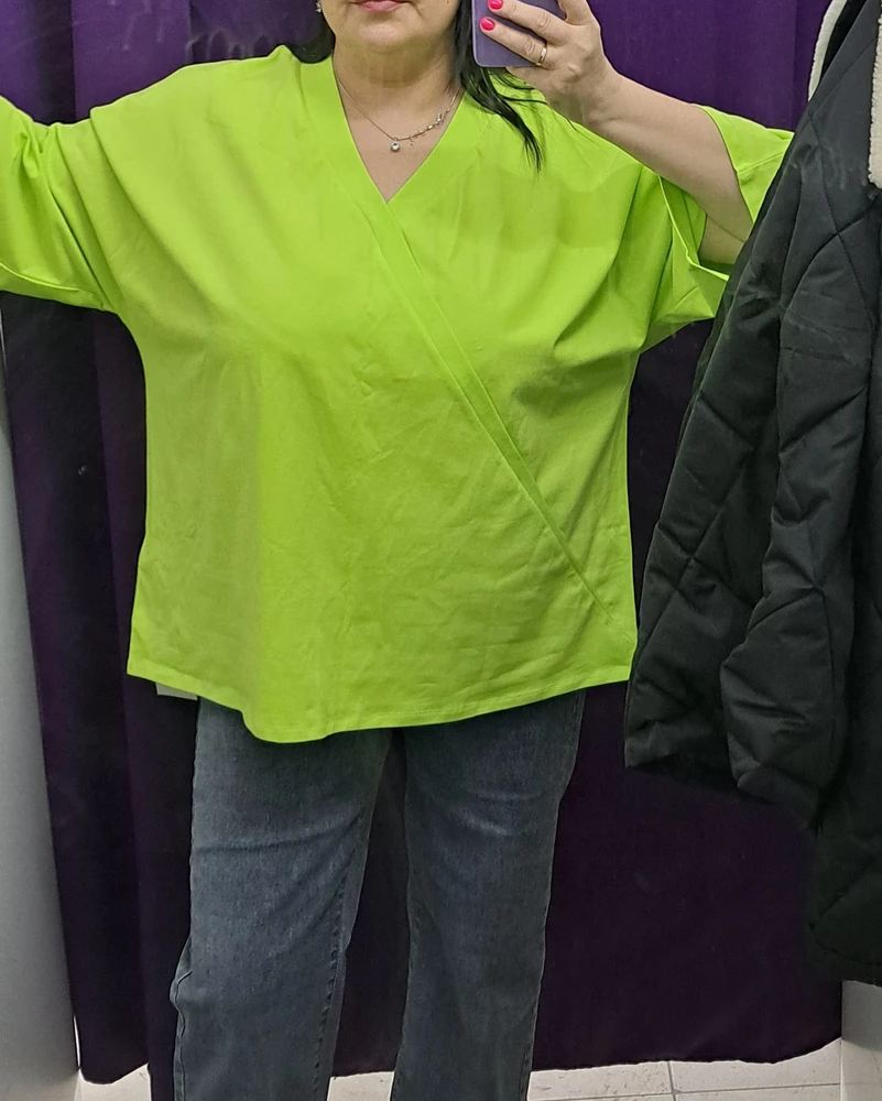 Ношу 48-50, футбоока 48 размера, прям очень оверсайз. Перезаказала поменьше
А так по качеству хорошая, цвет яркий.