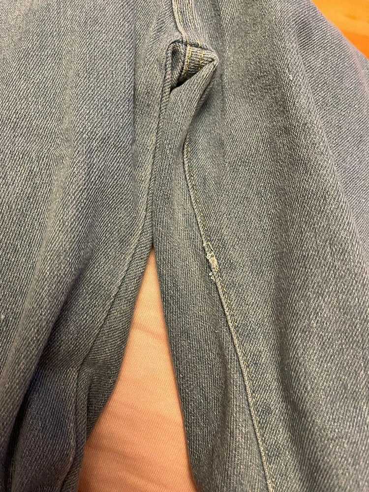 Строчки не ровные ,едкий запах ,отказ ,а так симпатичные джинсы