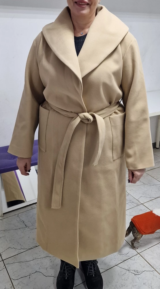 Заказывала несколько шт пальто , это тоже пришло скомканое кое как в пакете и без плечикоа. Пошив в низу не очень, расходится. Когбудто пожалели материал, а на верху наоборот много. Заказывала на размер больше и утонула. На рост 172 хорошо