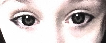 скажу так. линзы не плохие, но они чисто для фотки, а не для повседневной носки. первый раз надела, все было хорошо, чуть уплывала, но было не так страшно. на следующей день надела, линзы просто ездили по всему глазу, ничего видно не было. в комплекте только линзы, контейнера и тп нету. лучше переплатите 100р., но за хорошие линзы