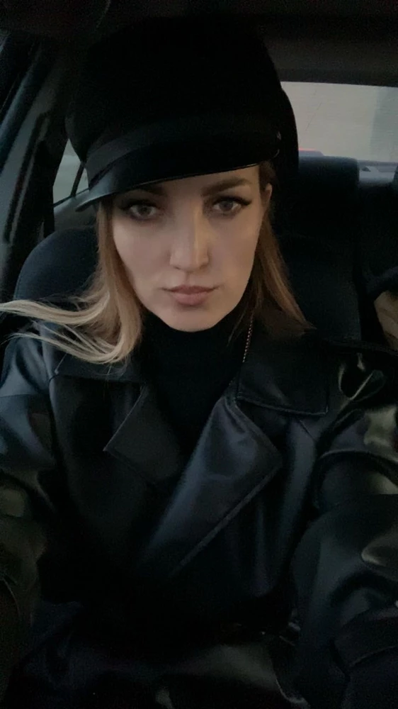 Шикарный плащ❤️ запах когда достаешь из упаковки минимальный присутствует, и сразу улетучивается.