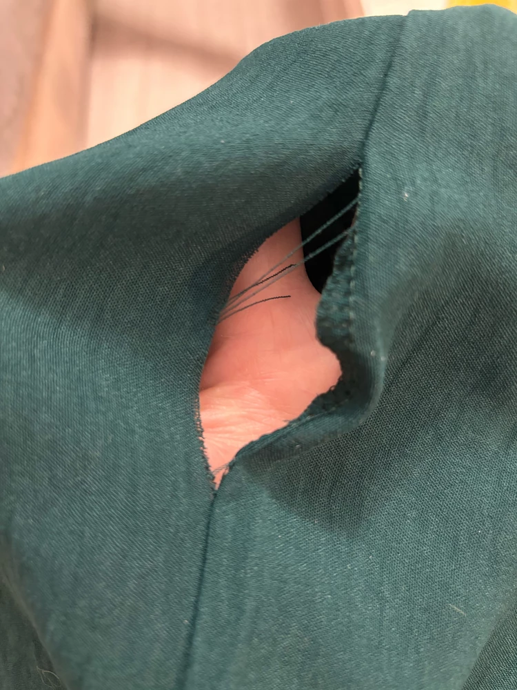 Ткань очень легкая, приятная. Но оно очень широкое, точно не на 44. У мамы 56, ей хорошо. Но возврат. На платье по шву сбоку 2 большие дыры.