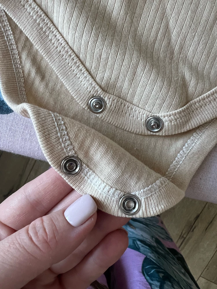 Бодик классный, все качественно прошито. Но цвет немного отличается от фото, которое в карточке товара. Немного светлее пришел. После первой стирки тоже все отлично. Посмотри как будет в носке