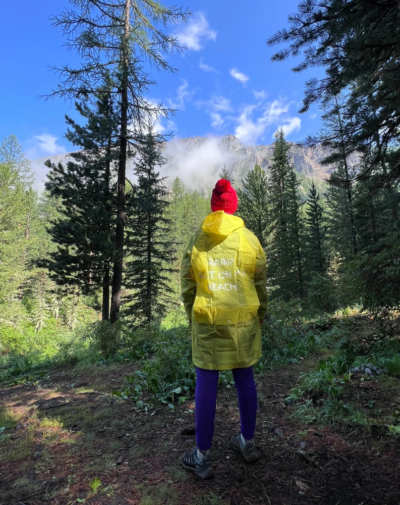 Брала в поход 🏕️ В походе слава Богу не пригодился, было солнечно, но фоточку сделала 😄 Яркий, у меня желтый цвет, размер М в меру плотный, на первом кусте не останется. В городе буду гулять с собакой и для прогулок по мокрому лесу