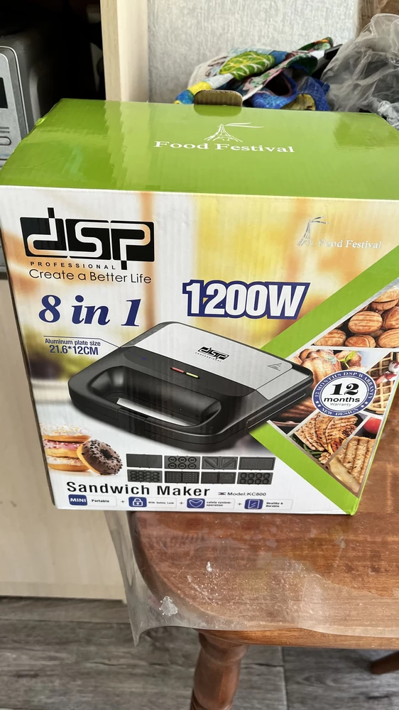 Заказывала мультипекарь на 1500 w, пришел на 1200 w и другая модель. Но по отзывам на другое и не надеялась.
Дома попробовала приготовить венские вафли по рецепту из карточек товара, тесто получается жидкое (1 париия), долго жарится. Затем добавила еще немного муки и попробовала сделать вторую партию (10 минут). Все пропеклось и вроде дале поджарилось равномерно.
НО!!!!! 10 минут!!! Это очень долго. Пока наготовишь, семья с голоду помрет!!!
Еше после приготовления у вафель странный вкус металла, как будто от пластин запах и вкус перешел.
Потом попробую приготовить еще и оставить еще один отзыв.
Уважаемый продавец, разрушать надежды не нужно. Когда ждешь одно, а получаешь другое… Это не вызывает доверия к Вам!!! К сожалению, порекомендовать Вас знакомым не могу. Увы и ах!!!