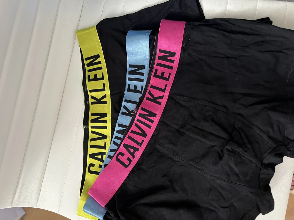 Маломерят. Длина по бедру очень короткая, спереди скатываются в тазо-бедренную складку, что выглядит некрасиво.
Размеры на фото XXL