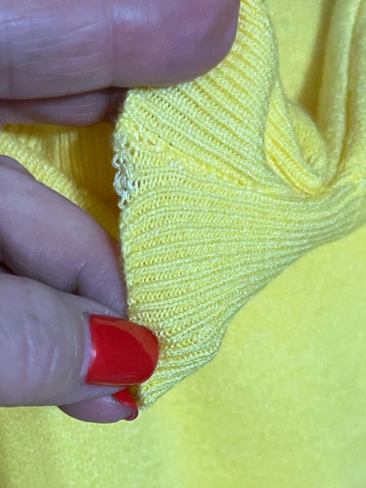 Изначально показался по качеству 🔥, но скатался после  первого раза , оч жадь , к телу приятен , дизайн 🔥Еще на вороте были немного распущены нитки , на пункте не заметила , дома зашила ! А так он оч классный 👍