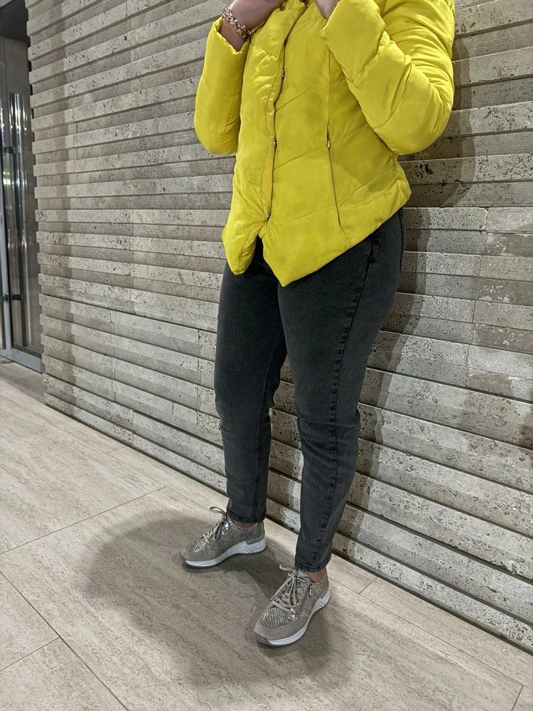 Нравится данный бренд)Хорошие и качественные вещи по замечательной цене)) Ткань у джинсов мягкая,приятная для тела) Качественная фурнитура,ровные швы) Голубую кофточку тоже брали у данного продавца. к покупке рекомендую)