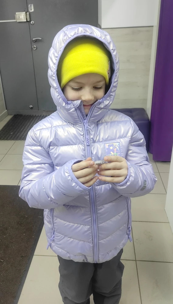 Отличная, лëгкая, яркая, хорошо прошитая, мощный замок, мешочек в подарок. На рост 122 взяли 128 с запасом. Мы с дочей очень довольны.
