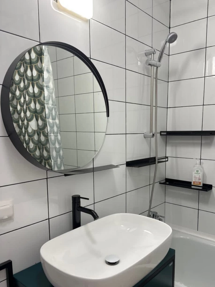 Стильное зеркало.Качественно упаковано.Крепление в комплекте.Жена довольна.Всем рекомендую.