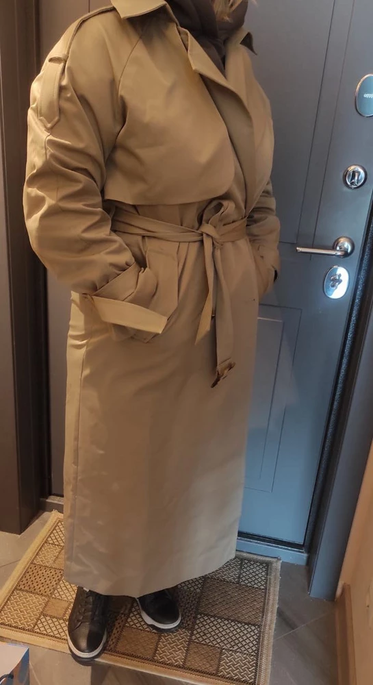 Тренч очень хорошего качества. Ткань превосходная. Есть подклад. Цвет как на фотографии продавца. На мой рост 168, 50 размер, взяла 52 размер чтоб было свободнее и можно было свитер под низ одеть. 
Покупкой довольна.