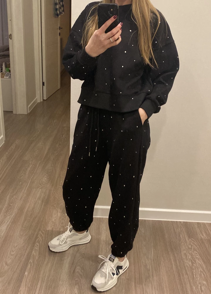 Мне очень понравился классный костюм и качество хорошее на ощупь очень приятный.