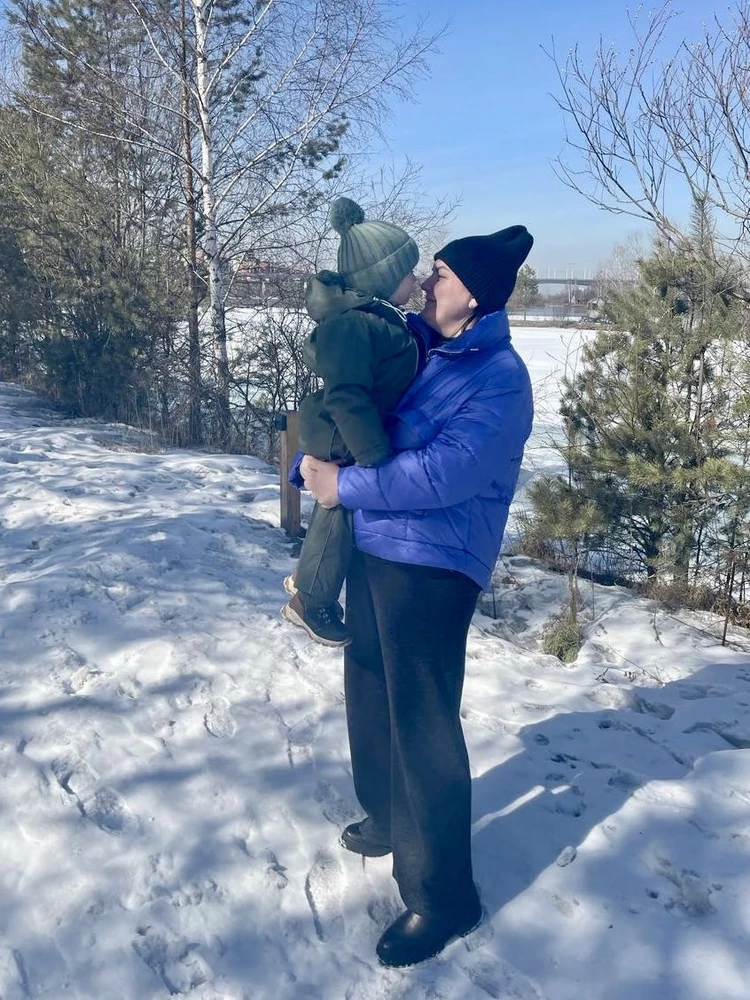 Клевый пуховик оверсайз) ткань очень приятная мягкая😊 достаточно широкий) сзади удлиненный. Подойдет на холодную весну.. в +1 не вспотела😁