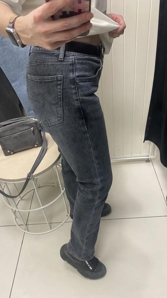 Очень довольна джинсами! На ОБ 100 подошел 29. Для роста 165 длина отличная. Фурнитура хорошая.
