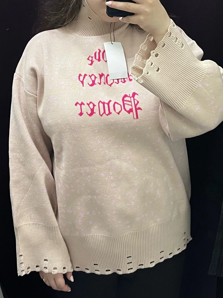 Не снижаю оценку, но сидит не как на фото и очень высокое горло( по качеству претензий нет, очень приятный по ощущению свитер и интересный дизайн