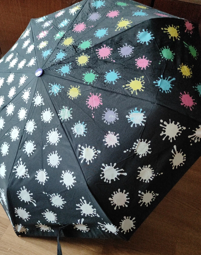 Зонт пришёл добротно упакованным, кляксы меняют цвет при намокании.