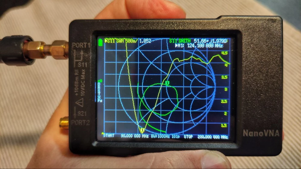 У антенны резонанс на VHF примерно на 124 МГц, на 145 МГц КСВ - 3,4!! На UHF самый низкий КСВ на 436 МГц - 1,8. Резонансы постоянно плавают туда-сюда как возьмешь прибор, похоже антенна - простой кусок троса и в основании никакой удлинительной катушки нет. В реальности прием хуже чем на штатную от кваншенга. По характеристикам антенна такая же как аналогичная антенна TYT с разъемом SMA-M, но та стоит в три раза дешевле чем эта со скидкой. Антенну не советую!