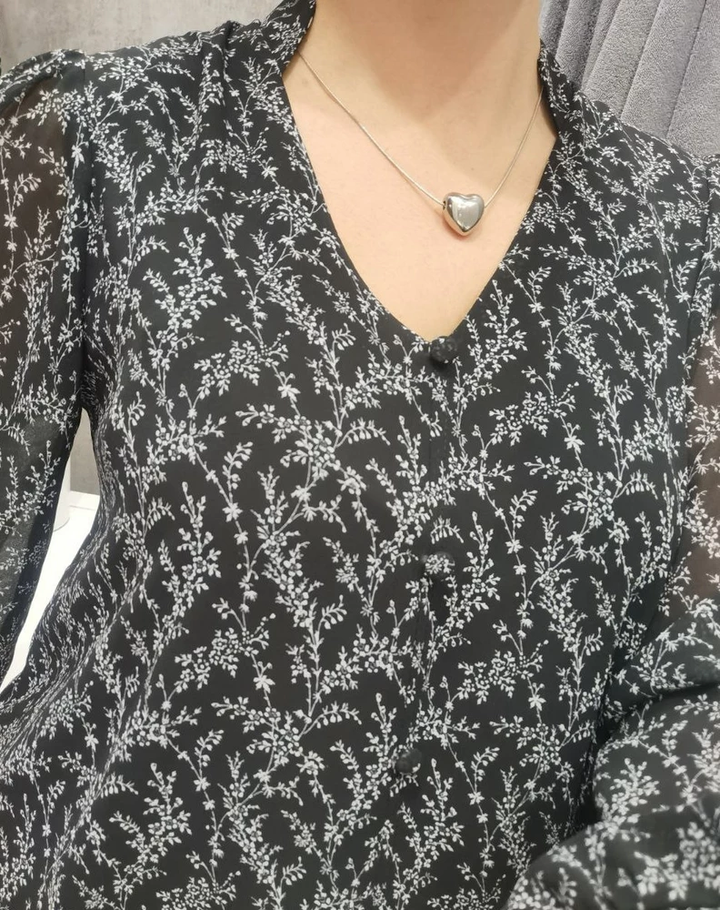 Нежное воздушное платье. Черное с мелким красивым рисунком смотрится идеально. Я в восторге!