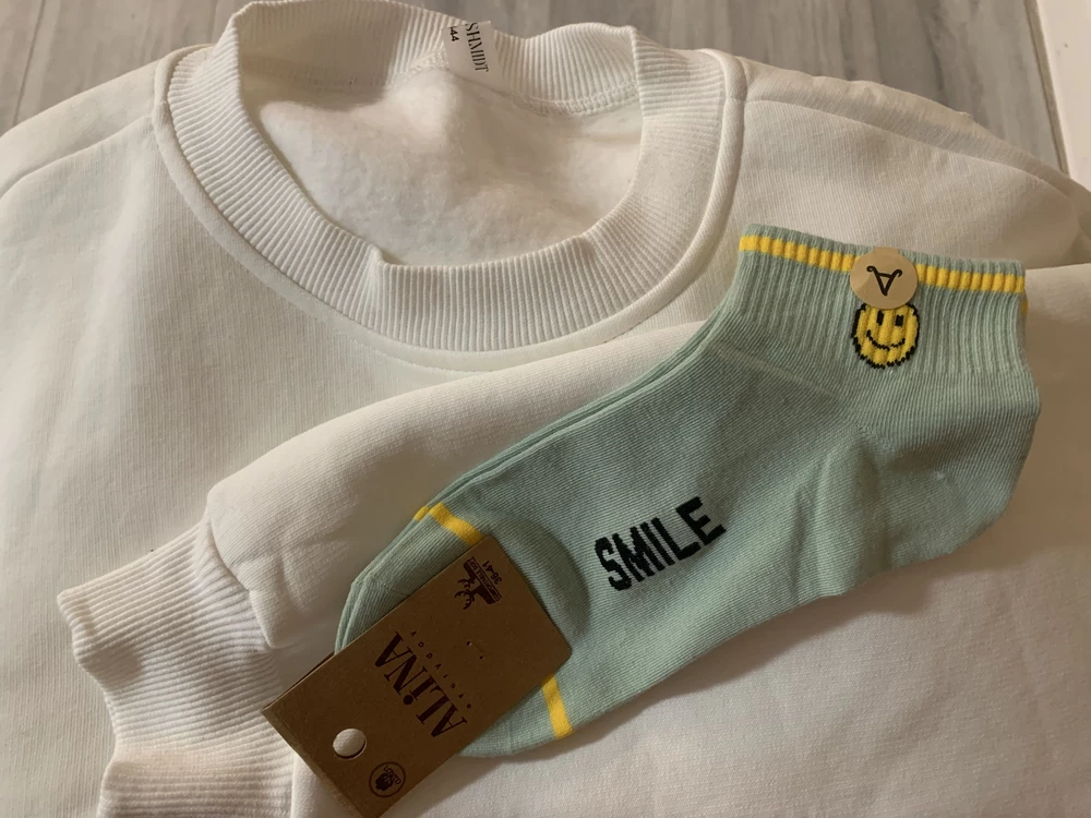 Очень понравился, на 44 размер взяла 42-44 сидит хорошо. Носочки в подарок , очень мило)