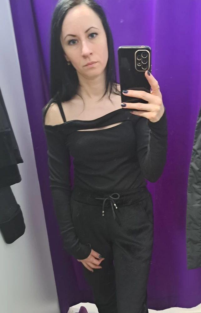 Я незнаю на кого такое производят. Разрез по плечам больше чем все остальное даже имея большую грудь с плечей все равно бы все спадало. Ткань мягкая приятная.