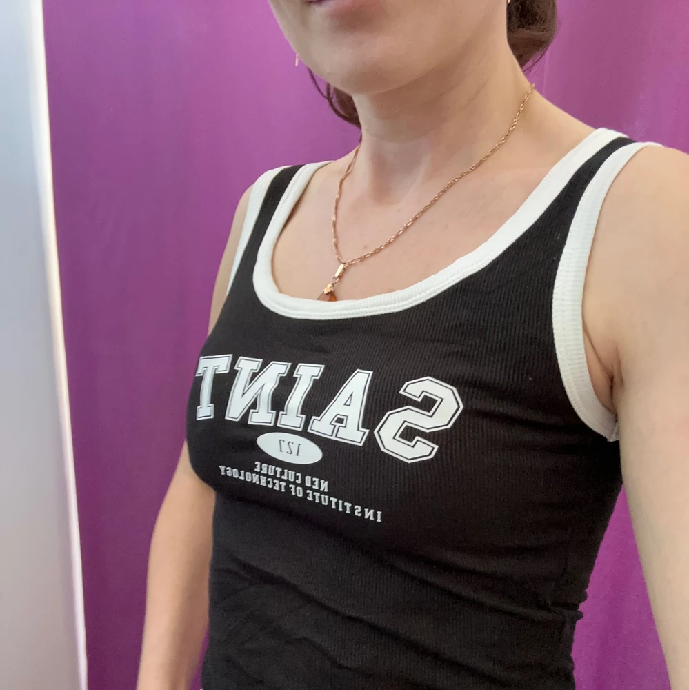 Отличная маечка! Ткань гладкая приятная. Чашечки хорошо держат грудь. Это уже вторая моя маечка от этого продавца - первую брала белую, тоже суперская.