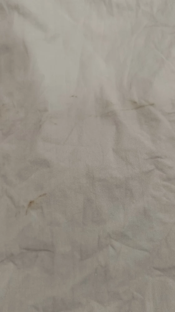 Качество на первый взгляд хорошее, размер пододеяльника не соответствует заявленного, на самом деле 110 на 132, одеяло 110 на 140 в дырку вываливается ((( за такую цену хотелось бы соответствия. И пришло грязное.