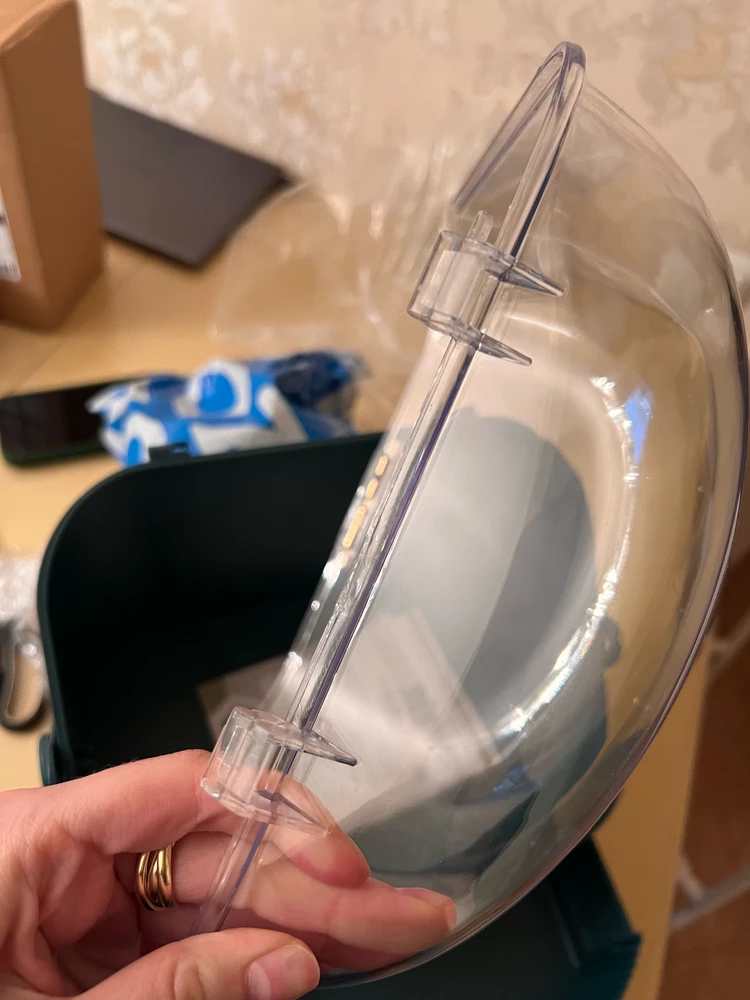 К сожалению, пришла не совсем целая и я на пункте выдачи не проверила. Прийдется чинить. Плюсом ярко выраженный запах пластика. Надеюсь получится починить крышку, но все равно неприятно.