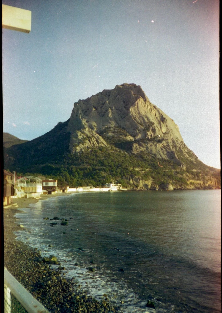 Теплые и атмосферные фотокарточки прямиком из Крыма💓 Спасибо за качественную пленку, однозначно рекомендую!
Кстати, забавный факт для себя открыла. Кадров вышло 37, учитывая что пару штук было пустыми. Соотвественно пленка сама раскрытится может примерно до 40 кадров))