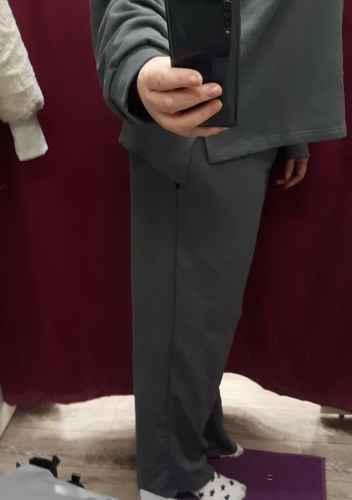 Сделала возврат из-за материала.Очень сильно электризуется.Да и сам костюм мне не подошёл. Штаны короткие, а в кофте просто утонула..