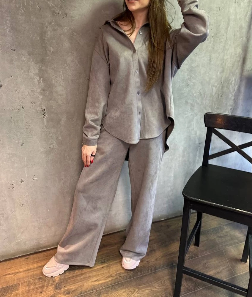 Беру уже не первый костюм у данного продавца. Нравится расцветки и качество. Серый цвет и ткань замша, взяла  как базовый костюм. Можно носить и по отдельности. Опять же гладить не нужно супер!