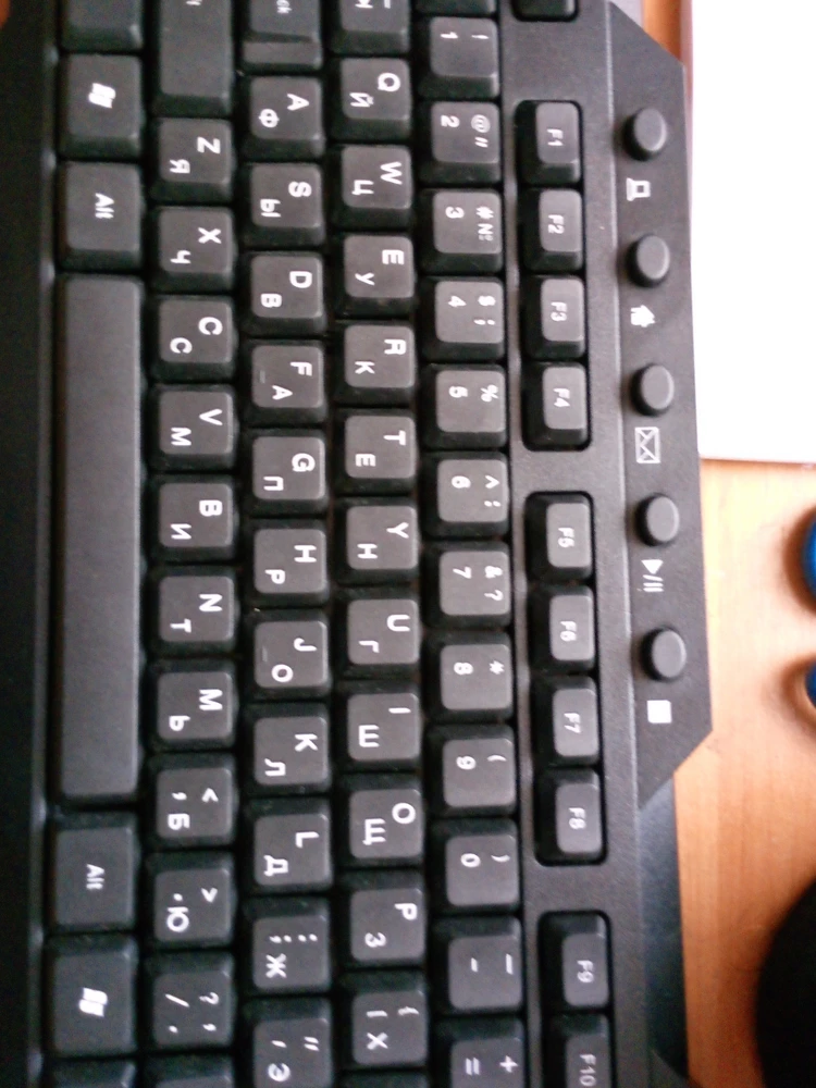 Клавиатура хорошая, но есть один минус:
На 8 день использования, клавиша «У»(русская) начала уходить вверх. Поэтому 3 звезды