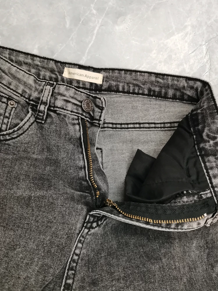 Какая-то беда у меня с этими джинсами. Так хочу их купить, уже второй раз заказываю и одна и та же проблема - сломана молния. Девушки оформляйте брак! Что бы джинсы с браком не катались туда-сюда.