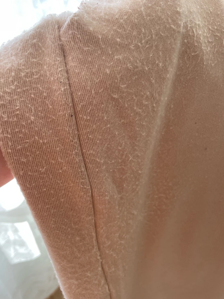 Костюм купила по отзывам блогерам, понраивлся , сел ок. Затем одела один раз и усе и на месте где висела у меня сумка появились катышки. Я когда увиедла я в шоке. . Вы либо машинку против катышек дарите либо предупреждайте что такое может быть. Один раз одела. Это просто  *** Мне очень жаль моих денег на эту покупку