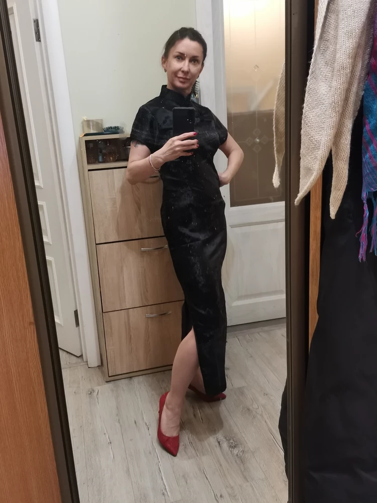 Огонь! На 162 см и 52 кг размер S чуть свободно. Кнопки отлетели при примерке, но пришить не проблема. Качество хорошее, швы ровные, нитки не торчат. Я довольна.