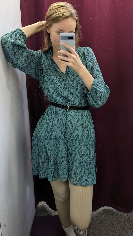 Платье по размеру подошло, село хорошо на мой рост 180 и 80-60-90. Ткань немного магнитит, но в целом понравилось красивое. Принт соответствует фото. Недостатков нет, но если бы были, то платье бы скрыло))