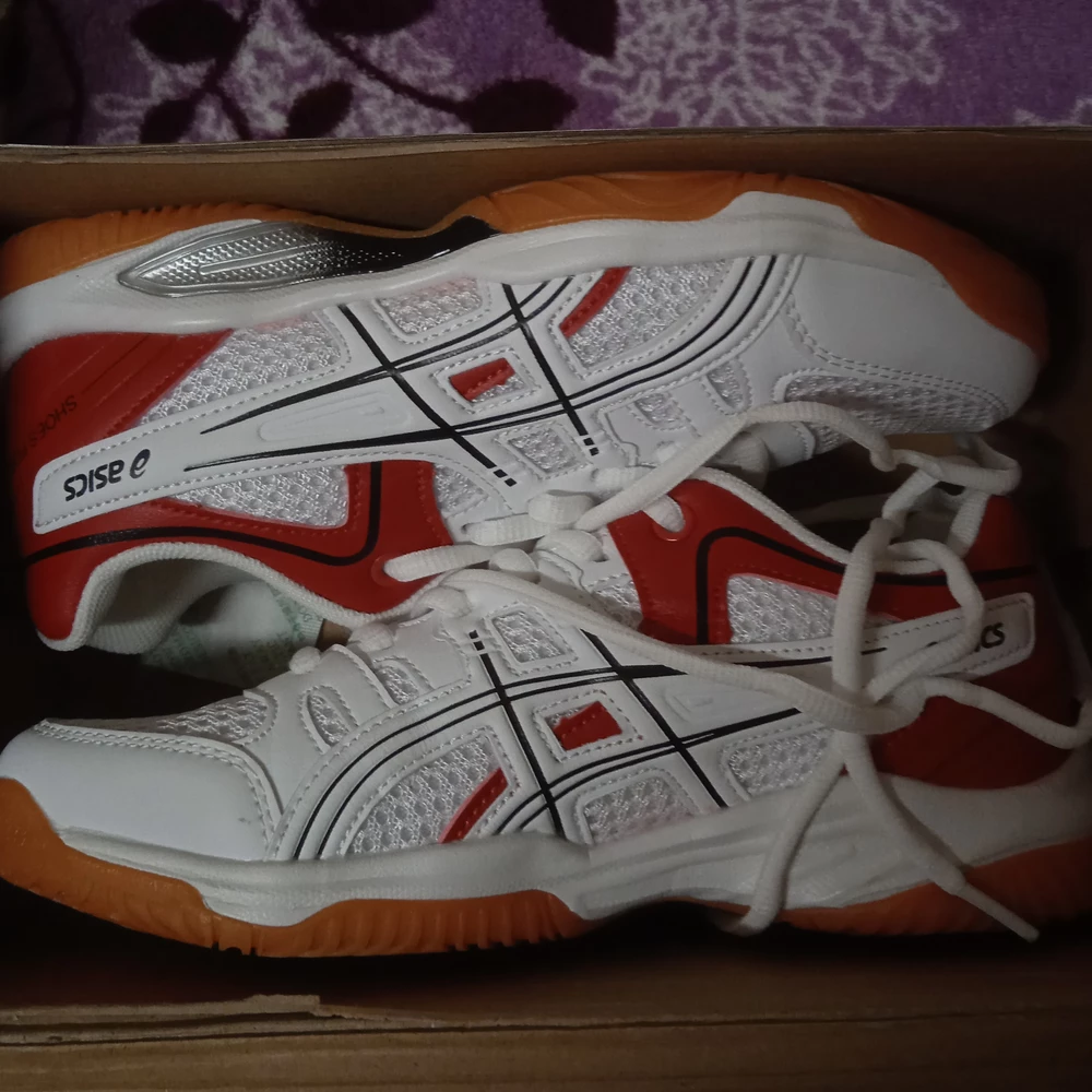 В принципе за такую цену хорошие кроссовки, брала для волейбола, но мне  немножно большие, а так довольна покупкой)