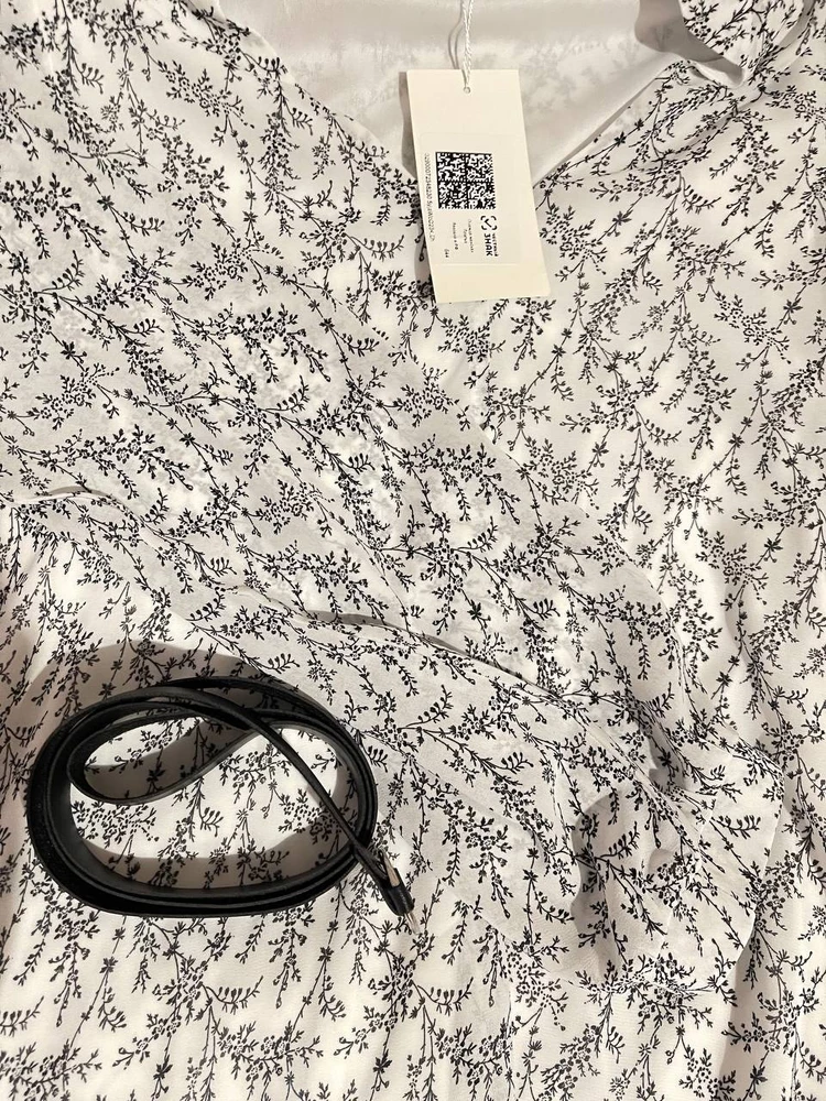 Такое красивое платье, идеально село на мою фигуру, нигде ничего не торчит не топорщится, любовь с первой примерки! Брала 44 размер мой рост 172 см платье рассчитано на высокий рост и стройные ножки, то что мне и нужно было. Так что высоким и стройным это платье однозначно подойдёт, проверено на себе.