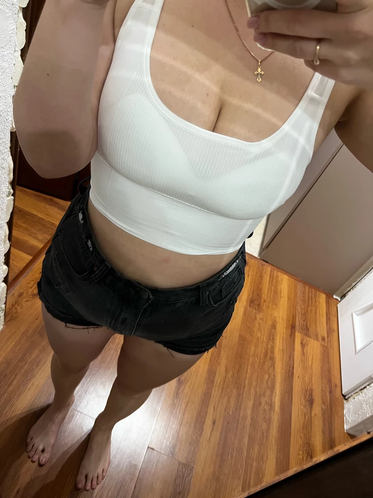 Топ понравился.Качество достойное,сел отлично,ничего не давит.Нитки не торчат,спасибо продавцу