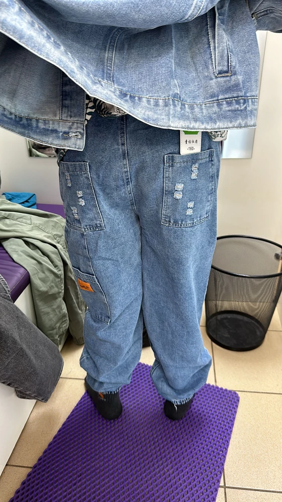 Отличные джинсы, тонкие, самое то на весну! У нас мальчик крупный, брала с надеждой что не будут узки, не ошиблась.
