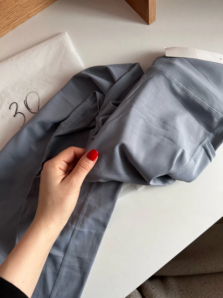 Очень хотела тайтсы на пробежку, наткнулась на эти и не прогадала: отличный материал, приятный, что забываешь про то что они надеты, порадовали прочные кармашки. Приобрету еще несколько цветов!