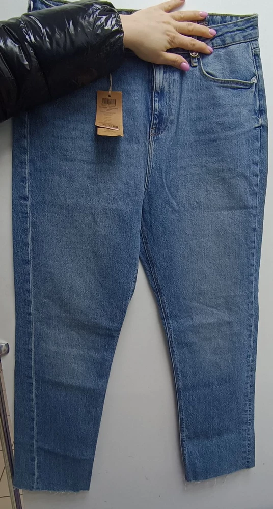 Эти джинсы я уже видела в отзывах, боковой шов сильно перекошен, размер 30-32