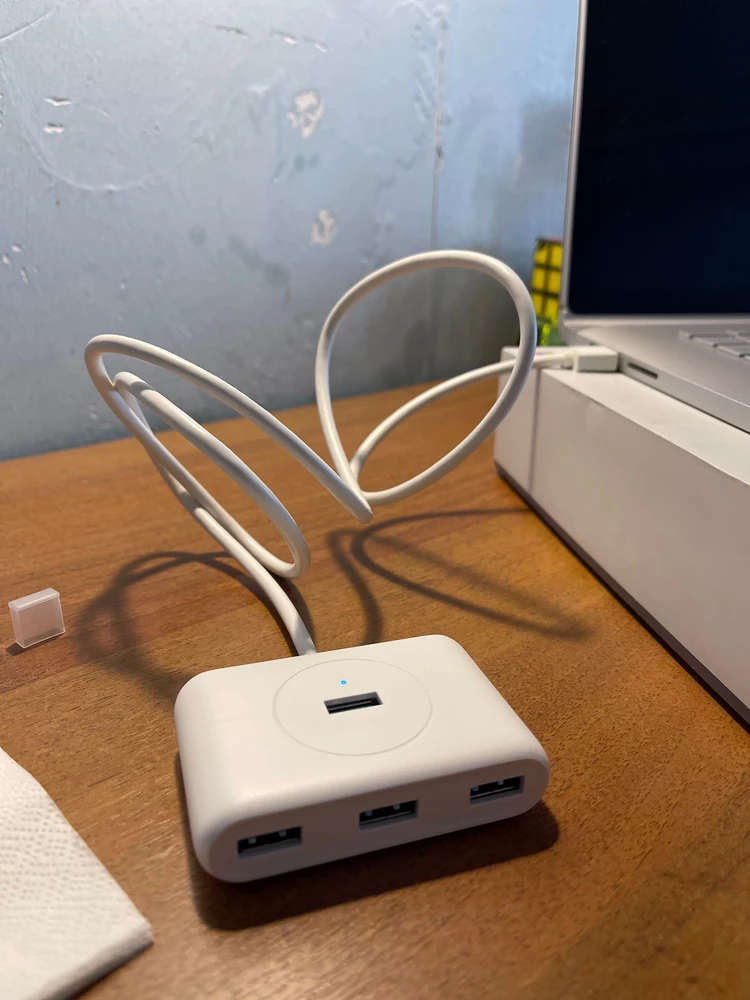 Хорошо работает. Порт USB Type C используется для питания хаба, а не для подключения периферийного устройства.
Прочный провод. Толщина порта USB Type A подходит для моего ноутбука, Surface Book 3