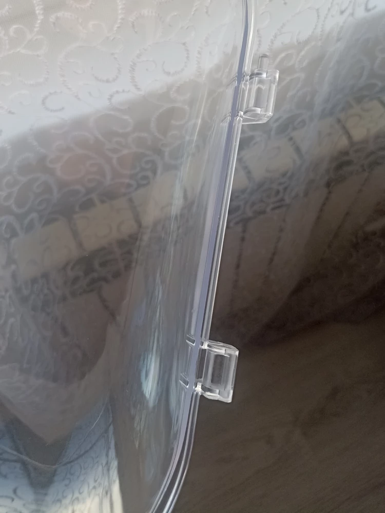 Пришло сломаное, по этому функционирует не как положено. Крышку когда открываешь, приходиться держать.