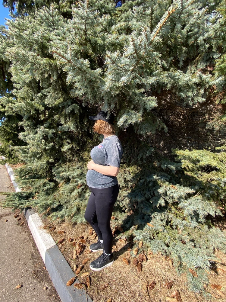 Беру уже второй раз , мне очень понравилось! Качество самое лучшее из всех легинсов для беременных, которых я покупала и мерила . Синие действительно маленькие какие-то хотя заказывала размер XL , а темные подошли L. Рост у меня 165 и лосины чуть выше щиколотки, а еще нравится что в районе паха боле мене не спадают , а то в лосинах для беременных у меня это прям проблема , тут норм . Соверую к покупке !