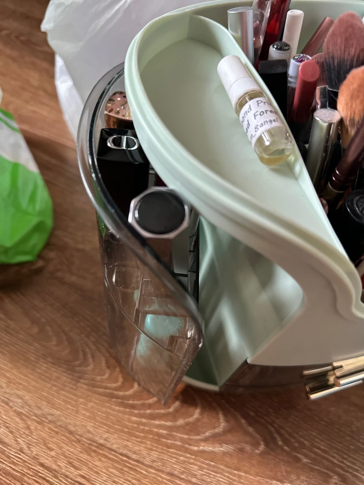 Не все помады воезают по высоте. Не вае места можно использовать. А так очень достойно. Но хотелось бы чуть шире.