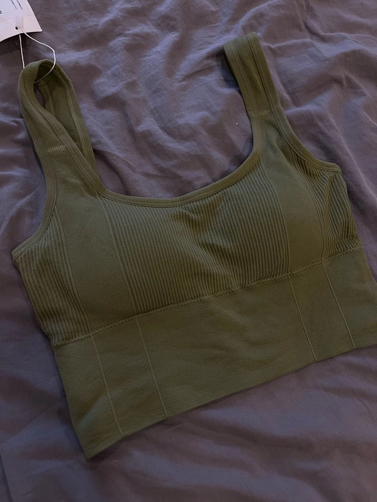 Удобный. Даже на мой 40й размер сидит хорошо. Мягкий