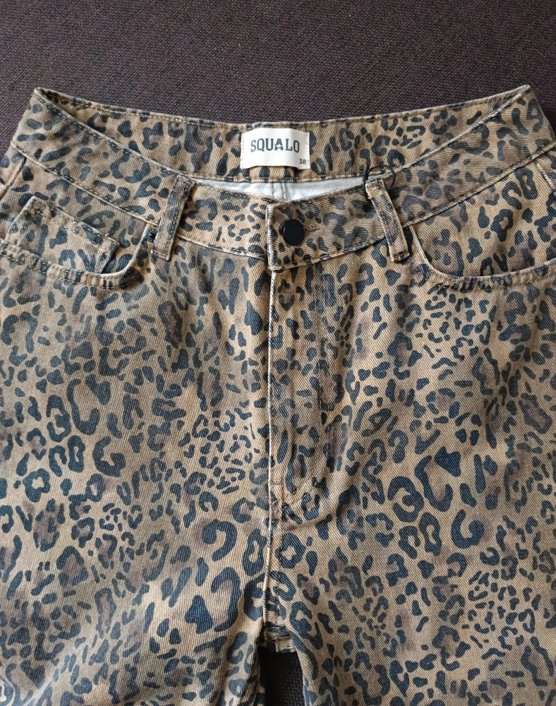 Очень понравились джинсы. Качество супер. Мягкая ткань, швы ровные. Средняя посадка. По посадке в бёдрах свободные, поэтому подойдут девушкам с разными фигурами. Джинсы прямые, от колена небольшой клёш . Рекомендую