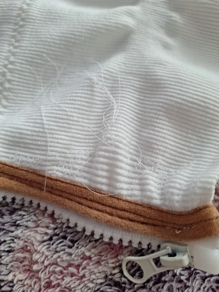 ужасный товар, после 5 минут носки ткань на топе началась расходится и начали всюду торчать нитки, я очень расстроилась,хоть и указан один размер, даже на меня худенькая еле как застегнулась молния и то она расходились постоянно, качество -1000/10, возврат по браку, не советую 😔😡